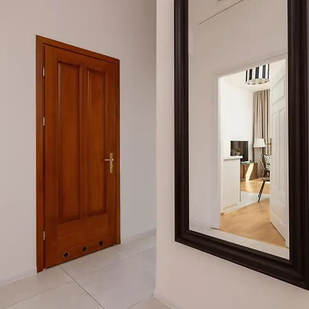 Noelia - 3br & Balcony - Old Town *