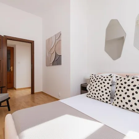 Apartman Noelia - 3br & Balcony - Old Town