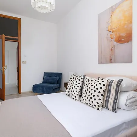 Noelia - 3br & Balcony - Old Town Apartman