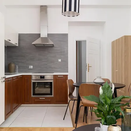 Apartman Noelia - 3br & Balcony - Old Town *